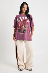Camiseta con estampado de dalias rojas de Nevada - Product Image 3
