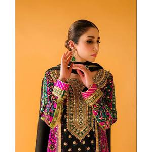 Ropa de Diseño India y Pakistaní, Elegante Conjunto de Top, Pantalón y Dupatta para Fiestas - Product Image 5