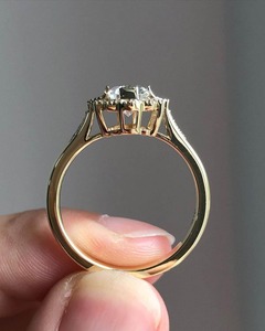 Bague de fiançailles en moissanite de fournisseur indien avec bijoux raffinés pour mariage, fiançailles et cadeau d'anniversaire disponible à la vente - Product Image 2