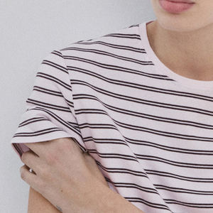 Camiseta de Mujer con Cuello Redondo, Diseño Chic, Manga Corta, con Diseño de Alta Calidad / Camiseta de Mujer con Material de Alta Calidad y Logotipo - Product Image 3