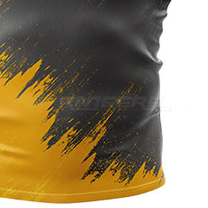 เสื้อกีฬาแบบรัดรูป สีเทาชาร์โคล-เหลือง ลายพิมพ์แบบ Brushstroke ด้วยเทคนิค Sublimation แขนสั้น ทรงแร็กแลน สำหรับฝึกซ้อมกีฬา - Product Image 6
