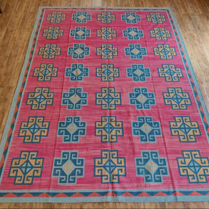 Tapis Dhurrie en coton tissé à plat rose de conception traditionnelle tapis géométrique tissé à la main pour une utilisation en chambre pour l'espace de prière - Product Image 1