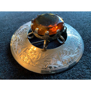 Broche Escocés de Cardo con Piedra Central Grande Color Citrino, Metal Plateado, Diseño a Cuadros para Atuendos - Product Image 5