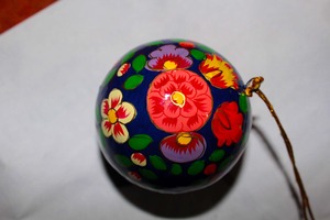 Adorno Redondo de Plástico Colorido con Diseño Floral en Azul Turquesa, Blanco y Amarillo, Diseño Simple, Bola Decorativa - Product Image 4