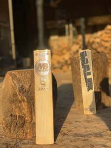 Bate de Críquet MB Malik UMZ GOAT Edition, Grado Jugador, Madera de Sauce Inglesa, Ligero, Duradero, con Funda Gratis y Agarre Extra - Product Image 1