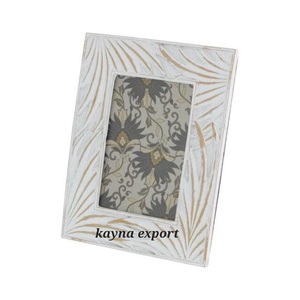 Cadre photo en bois gravé à la main avec un design personnalisé, finition naturelle - Product Image 3