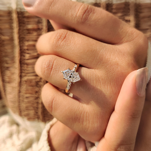 Bague en diamant taille marquise avec serti accentué en forme de pont, diamant de laboratoire, or blanc, rose et jaune 14 carats, bijoux de mariage pour femme - Product Image 1