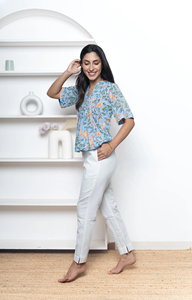 เสื้อผูกคอพิมพ์ลายดอกไม้สำหรับผู้หญิงคอวีลำลองแขนปกติระบายอากาศได้ดีดีไซน์ที่ยั่งยืน - Product Image 2