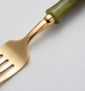 Elegante Juego de Cubiertos con Mango de Bambú y Acabado Dorado, Cuchara, Cuchillo y Tenedor Aptos para Lavavajillas, para Uso en Mesa de Boda - Product Image 2