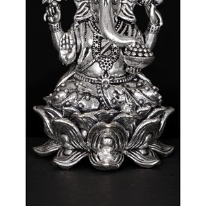 2.8 "รูปปั้นพระพิฆเนศขนาดเล็กขนาดเล็กวางอยู่บนรูปปั้นทองเหลืองชุบสีเงินดอกบัว - Product Image 1