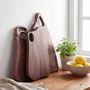 Planche à charcuterie en noyer, planche de service en bois avec poignée, ensemble cadeau de planche à charcuterie, planche de service rustique, cadeaux pour la maison - Product Image 3