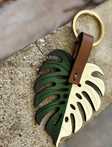 Porte-clés en cuir fait main en forme de feuille de Monstera, cadeau pour les amateurs de plantes, accessoire unique pour les passionnés de plantes, breloque en cuir - Product Image 2