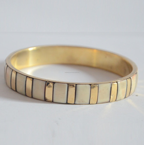 Vente en gros de bracelets modernes et tendances Kada polis en résine plaquée or, sculpture antique en os, bracelet en émail, tenue de fête à la mode épaisse - Product Image 2