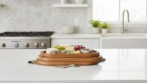 Plateau de service ovale moderne en bois, motif grain de noyer, résistant à la chaleur, léger, planche à fromage pour cérémonies de baptême et anniversaires - Product Image 2