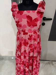 Vestido casual de mujer al por mayor, estilo occidental, rosa, con estampado floral, cuello cuadrado, sin mangas, con volantes y falda acampanada escalonada. - Product Image 3