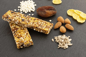Barres de riz brun croustillantes et snacks soufflés - Céréales énergétiques nutritives avec des noix, riches en fibres, prêts à consommer, friandise sucrée - Product Image 4