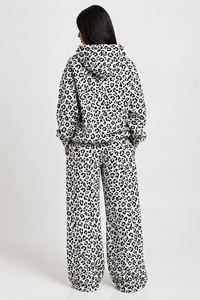 Conjunto de chándal informal de dos piezas para mujer: Sudadera con capucha y pantalones anchos con estampado de leopardo blanco y negro, a juego y a la moda. - Product Image 2