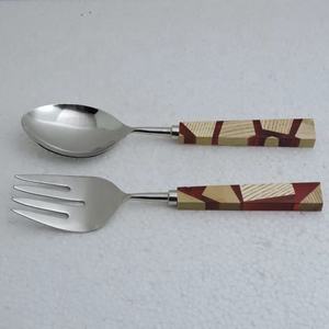 Conjunto de servidor de ensalada de plata Logotipo de boda de hotel de lujo Color personalizado Madera Azul Mango de resina epoxi Bajo MOQ Uso de cocina Material de metal - Product Image 4