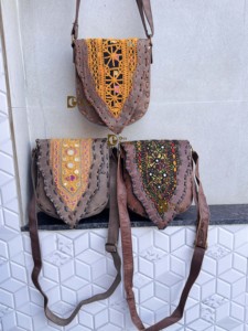 Bolso Bandolera de Cuero Genuino Estilo Banjara, Bolso de Mano Elegante Estilo Gitano, Multicolor, Hecho a Mano para Mujer - Product Image 5