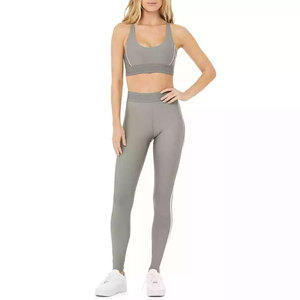 Conjunto de yoga cómodo con sujetador deportivo sin costuras y leggings elásticos para ejercicio, entrenamiento físico y movimiento. - Product Image 1