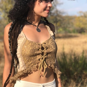 Haut corset en dentelle beige style bohème, inspiré du burlesque, idéal pour les festivals, événements estivaux et tenues de soirée. - Product Image 4