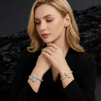 Bracelet à breloques exclusif LAX DIORE JEWELS en argent plaqué or rose avec breloque cœur en moissanite taille baguette, tendance pour femme
