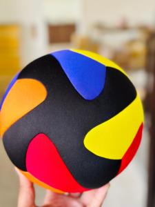 Trae la diversión del fútbol a interiores con el balón de fútbol acolchado suave! Esta pelota suave y acolchada de tamaño 4 es perfecta para jugar de forma segura en interiores. - Product Image 4