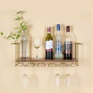 ชั้นวางไวน์ติดผนังแบบโมเดิร์นพร้อมชั้นวางไม้และที่แขวนขวดโลหะสีทอง - Product Image 1