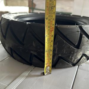 Pneu pneumatique noir SHENG-I 100/65-9 11 pouces (11") sans chambre à air en nylon pour scooter électrique Merits Regal Raptor et fauteuil roulant. - Product Image 4