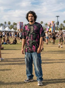 T-shirt graphique oversize pour homme en mélange de coton, coupe ample, col rond, manches courtes, style streetwear pour les festivals de musique d'été - Product Image 1
