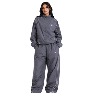 Survêtement coupe-vent unisexe multifonctionnel en nylon imperméable personnalisable avec veste à bandes réfléchissantes et pantalon large – Vente en gros - Product Image 1