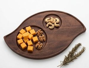 Assiette de service en bois en forme de feuille, design minimaliste fait main, plat en bois massif, élégant accessoire de table - Product Image 2