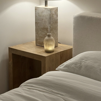 Table d'appoint en bois Vandana Orion Vista, design minimaliste moderne en bois massif
