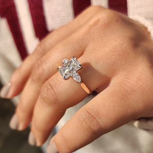 Bague de Mariage Premium en Diamant Taillé Radiant Bicolore avec Pierres Latérales en Poire, Bijoux de Mariée de Laboratoire, Fournisseur en Gros en Ligne - Product Image 2