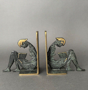Porte-livres en bronze de style Art Déco, représentant des figures assises en train de lire, avec des reflets dorés subtils ; finition de qualité disponible à prix de gros. - Product Image 1