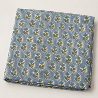Tissu en coton imprimé à la main à motifs floraux bleus, avec un motif botanique doux sur fond pastel, textile respirant pour kurti.