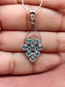 Pendentif en cristal de quartz aigue-marine avec chaîne, élégant collier en pierre précieuse bleue, cadeau de bijoux pour femmes, design de mode unique - Product Image 3