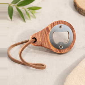 Décapsuleur en bois foncé avec insert métallique et cordon en cuir, idéal pour les fêtes à la plage, les bars, les cuisines et les mariages - Product Image 2