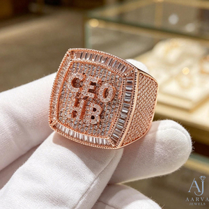 Anillo de Moissanita Plateado en Oro Rosa con Incrustaciones de Plata, Estilo Hip Hop, con Letra Tallada, Tipo Sello, Engaste Pavé, Joyería Cuadrada para Dedo, para Boda y Fiesta - Product Image 4