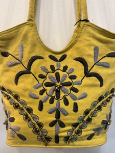 Sac à bandoulière en textile brodé jaune, taille moyenne, usage quotidien, fermeture supérieure avec poignée - Product Image 4