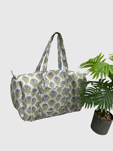 Pink Floral Patterned Duffel <b>Bag</b> with <b>Zipper</b> Closure Large Capacity Travel Tote Textile Material Weekender Style - Product Image 3
