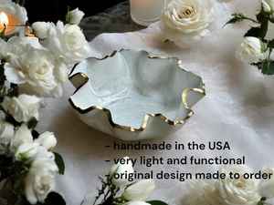 Bol décoratif artisanal en résine époxy blanche moyenne, design géode - Product Image 3