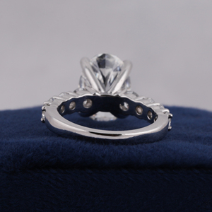 Anillo con 6 Diamantes Ovalados Cultivados en Laboratorio, Halo Oculto, Banda Pavé con Puntas en U, Certificado IGI - Product Image 5