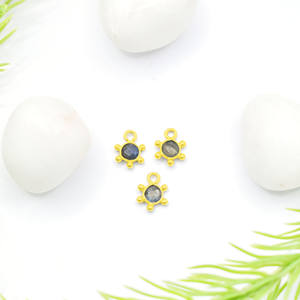 Pendentif soleil en labradorite plaqué or |   Mini pendentif étoile en pierre précieuse ronde pour la fabrication de colliers et de boucles d'oreilles - Product Image 1