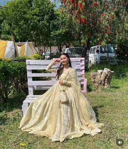 Ensemble de robes ethniques indiennes en soie chinon, prêt à être expédié, avec dupatta à bordure en dentelle perlée et pantalon élastique, vêtements en gros. - Product Image 4