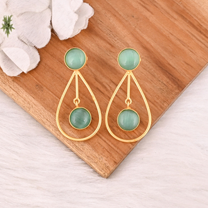 Boucles d'oreilles tendance en laiton plaqué or avec pierre œil-de-chat verte, faites à la main, bijoux fantaisie pour femme - Product Image 2