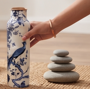 Elegante Botella de Agua de Cobre con Diseño Floral Azul y Aves, Botella Ecológica y Estilosa para Hidratación Diaria, Viajes, Yoga, Gimnasio, Oficina, Regalo - Product Image 5