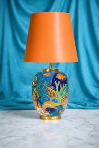 Lampe de table unique en os incrusté : Transformez votre intérieur avec une éclairage artistique. Lampe de table de haute qualité en os incrusté pour hôtel. - Product Image 1