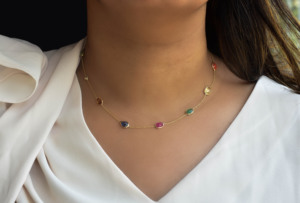 Collar Vedic Harmony Navratna de Oro Amarillo de 18K con Nueve Piedras Preciosas Naturales de Alineación Celestial - Product Image 5