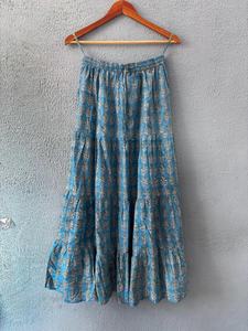 Jupe longue à volants élégante de couleur bleue à motifs floraux, confectionnée dans un tissu doux et respirant, qui flotte magnifiquement avec des imprimés traditionnels en blocs. - Product Image 3